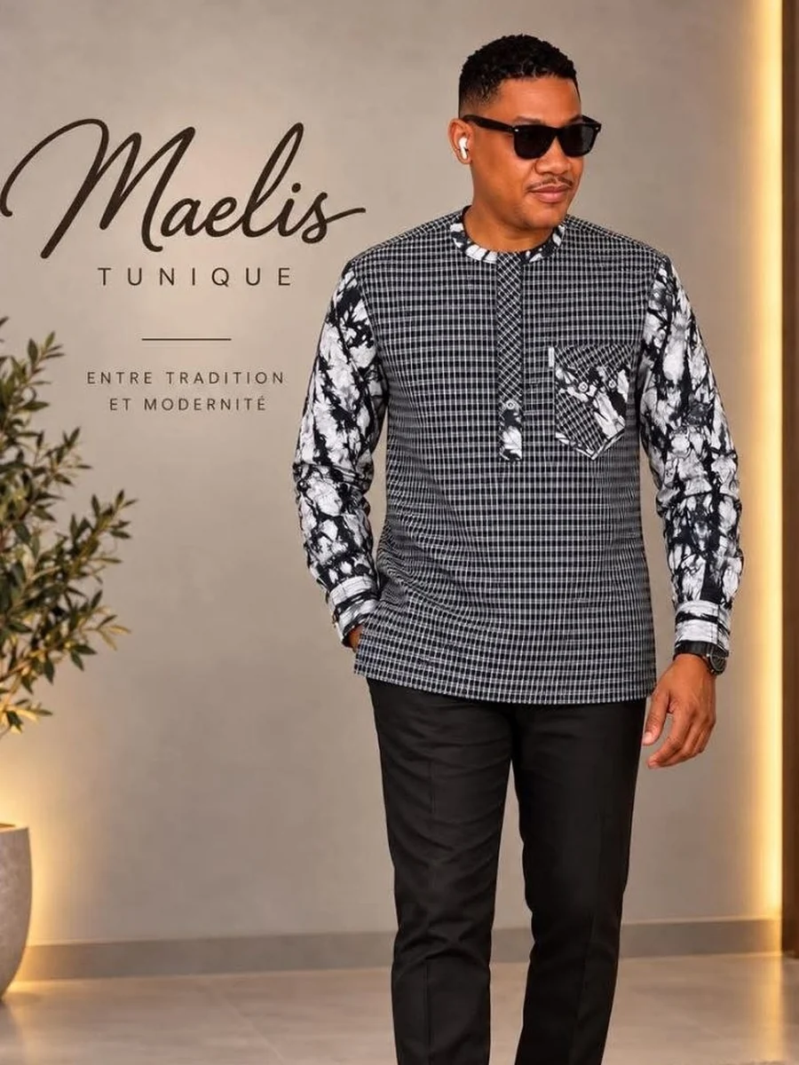 Tunique blanche à manches à motif noir, portée devant l'enseigne du showroom Maelis